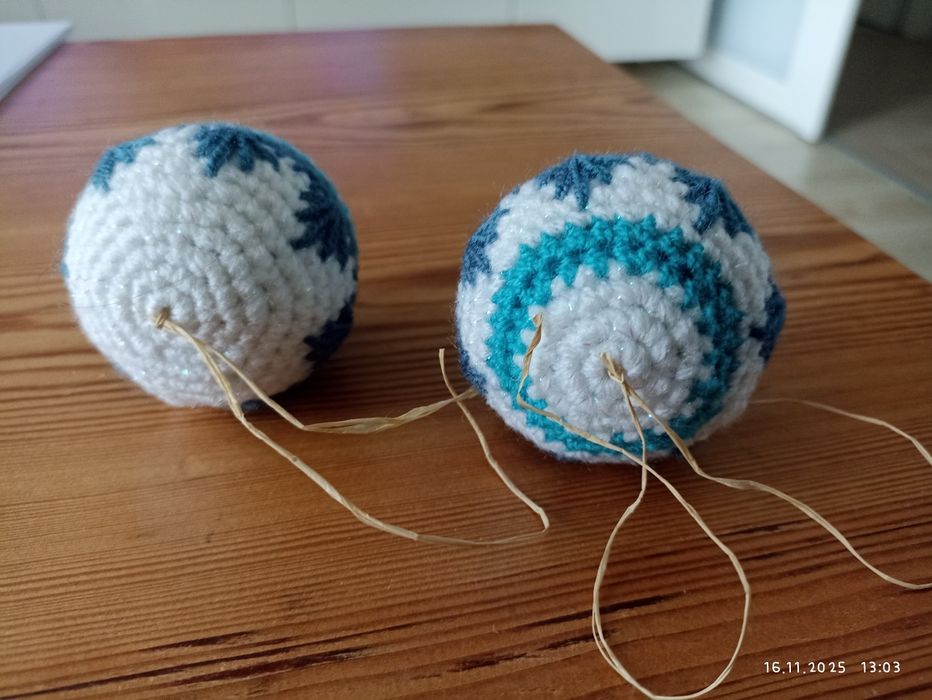 Bombki szydełkowe niebieski biały 6 cm zestaw 2 sztuki