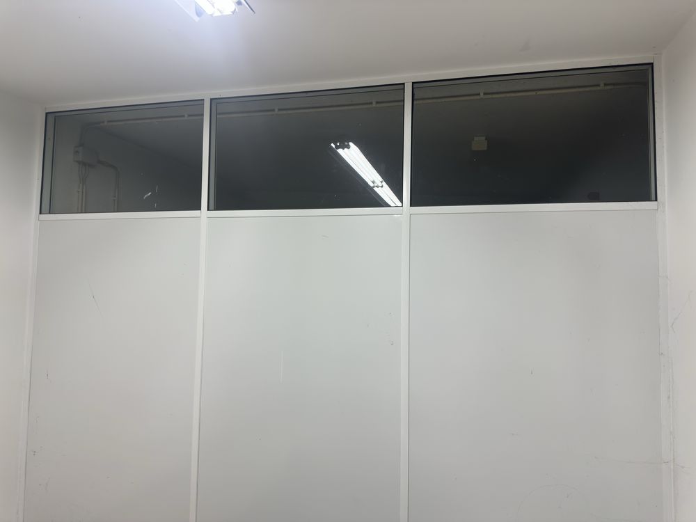 Divisoria em Aluminio com Paineis Pvc Branco e Vidros - 2550 x 3000mm