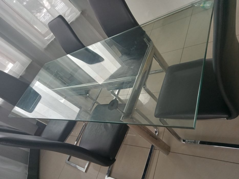 Szklany stół do jadalni