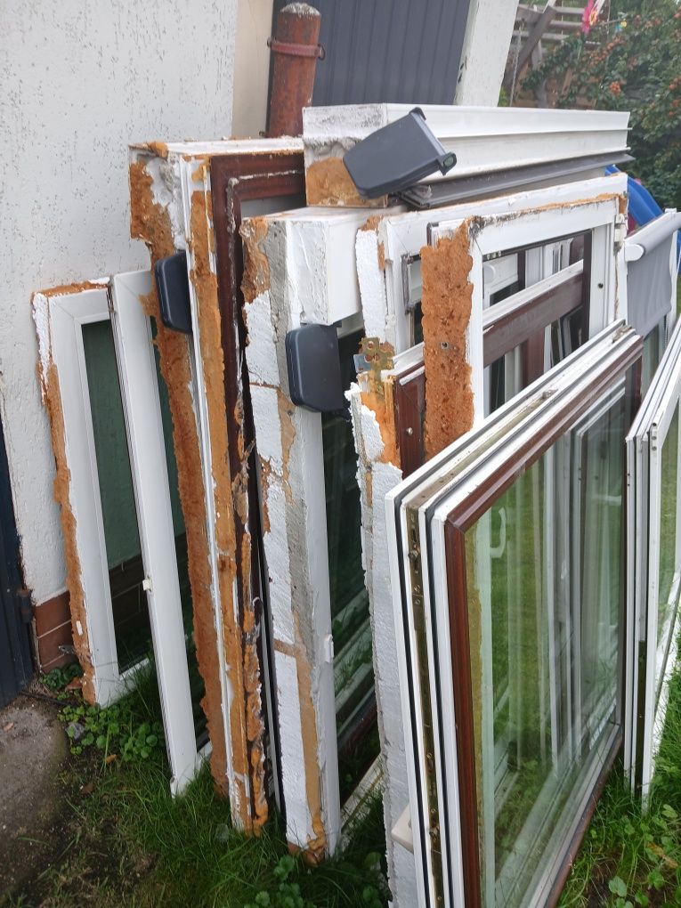 Okna używane plastikowe brązowe z roletami
