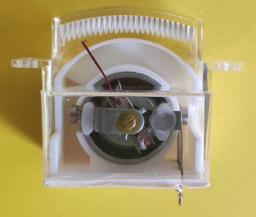 Wskaźnik wysterowania wskazówkowy M476