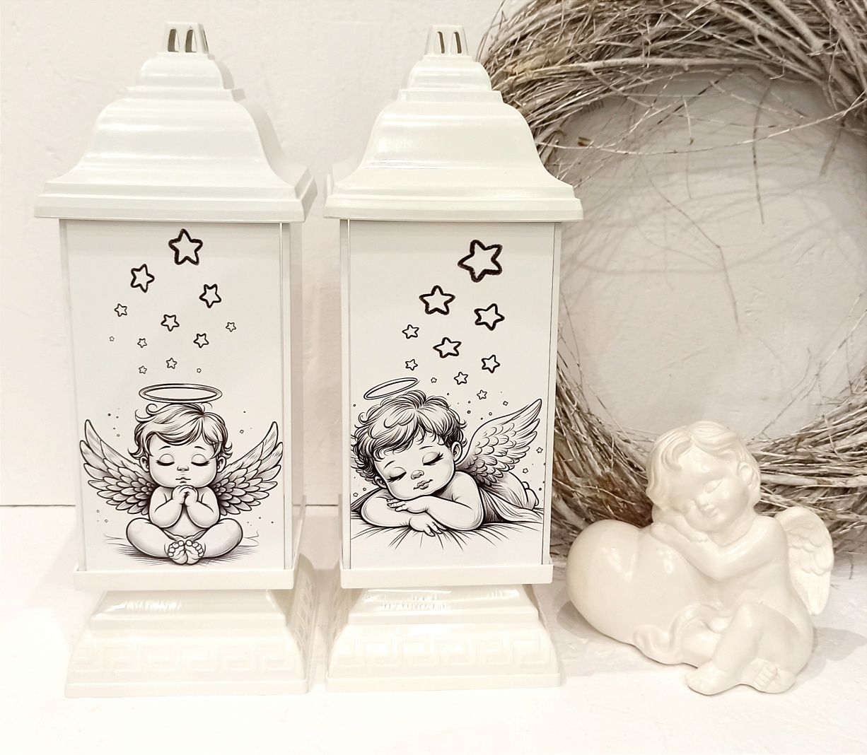 Znicze dla aniołkowych dzieci biała kapliczka z aniołkiem