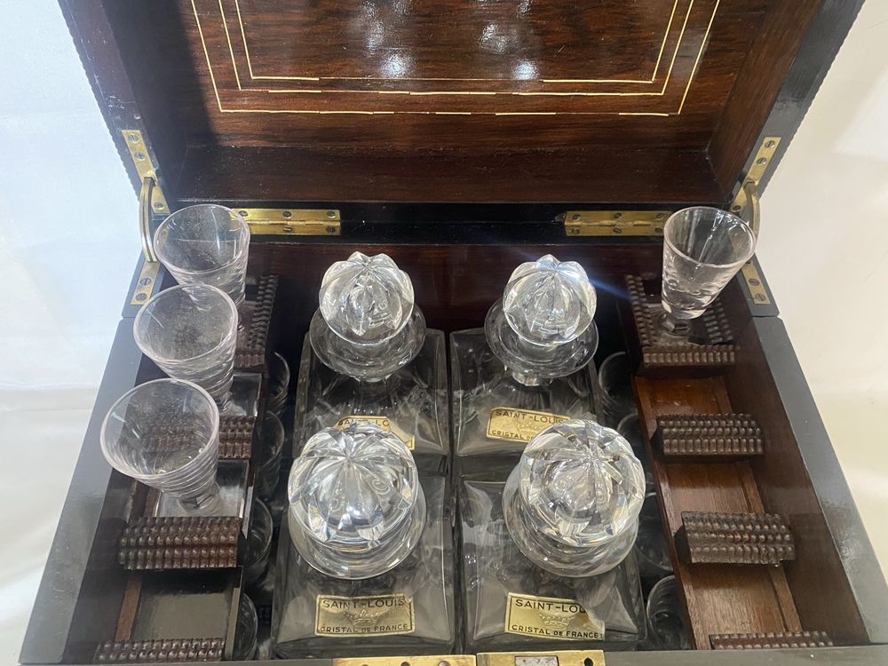 Licoreira Napoleao III com garrafas e copos em cristal