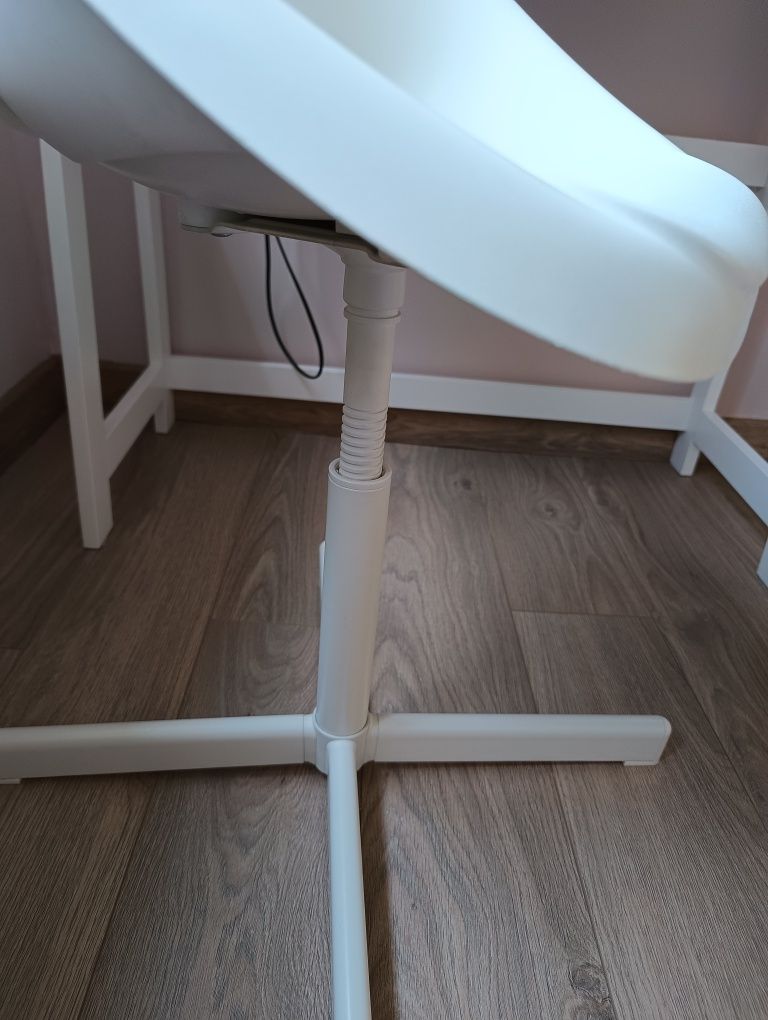 Biurko z krzesełkiem