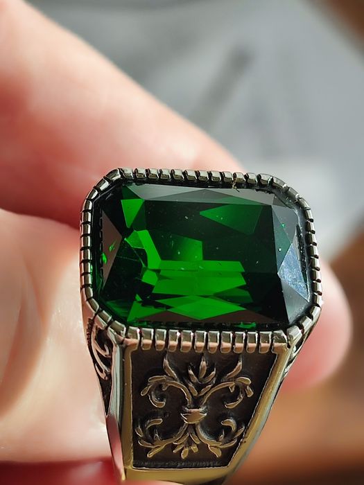 Szmaragdowy sygnet 13
