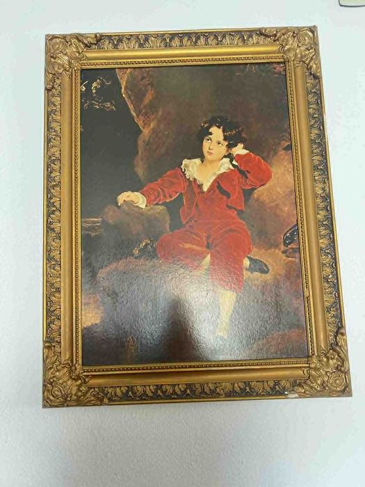 quadro dourado de boneca