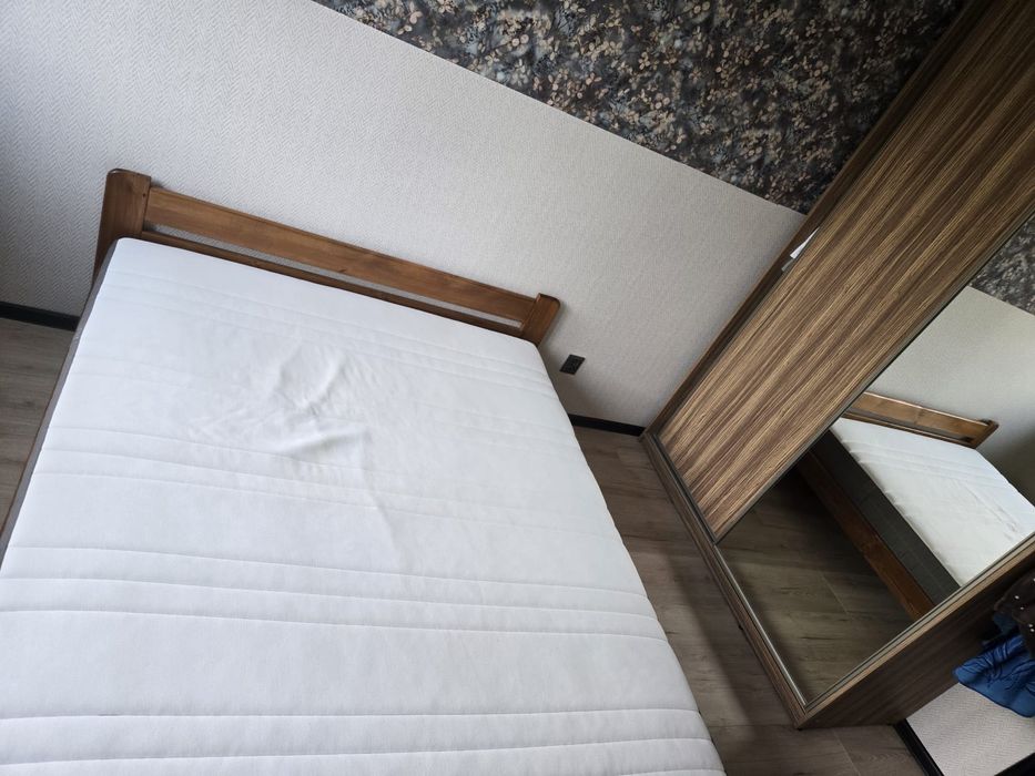 Łóżko i materac do spania 160x200