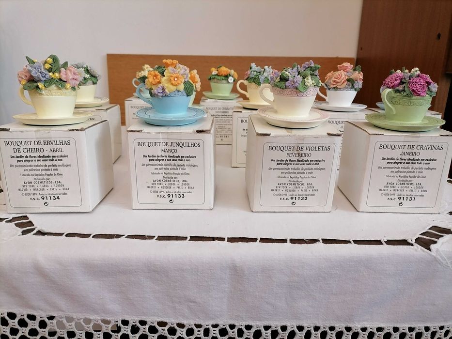 12 minis chávenas da marca Avon. 1 expositor novo