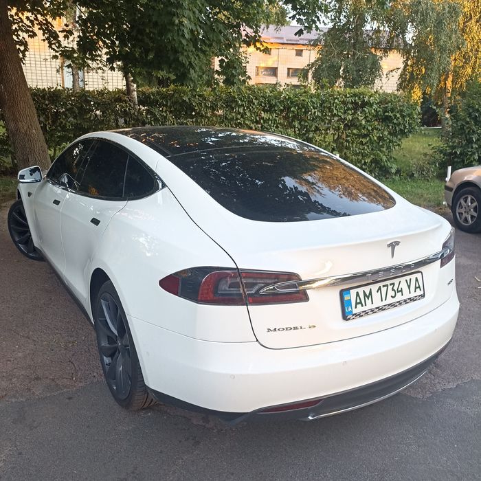 Tesla Model s85d