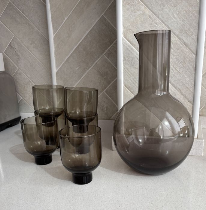 6 copos e jarro cinza H&M