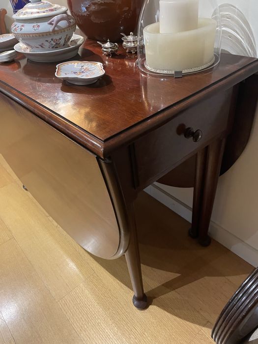 Mesa de jantar de abas em madeira