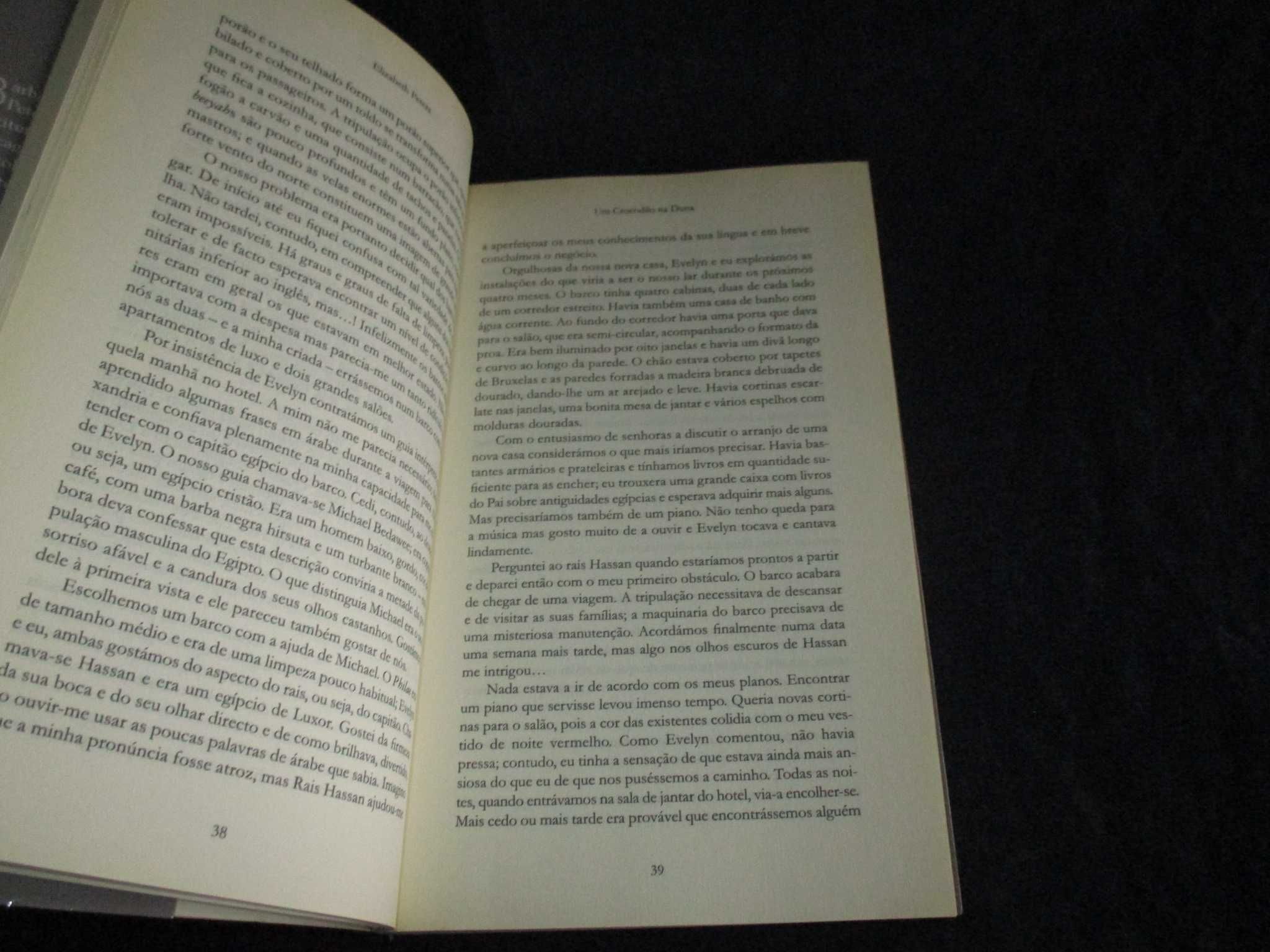 Livro Um Crocodilo na Duna Elizabeth Peters