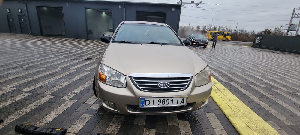 Продам авто кіа  в гарному стані світлий салон