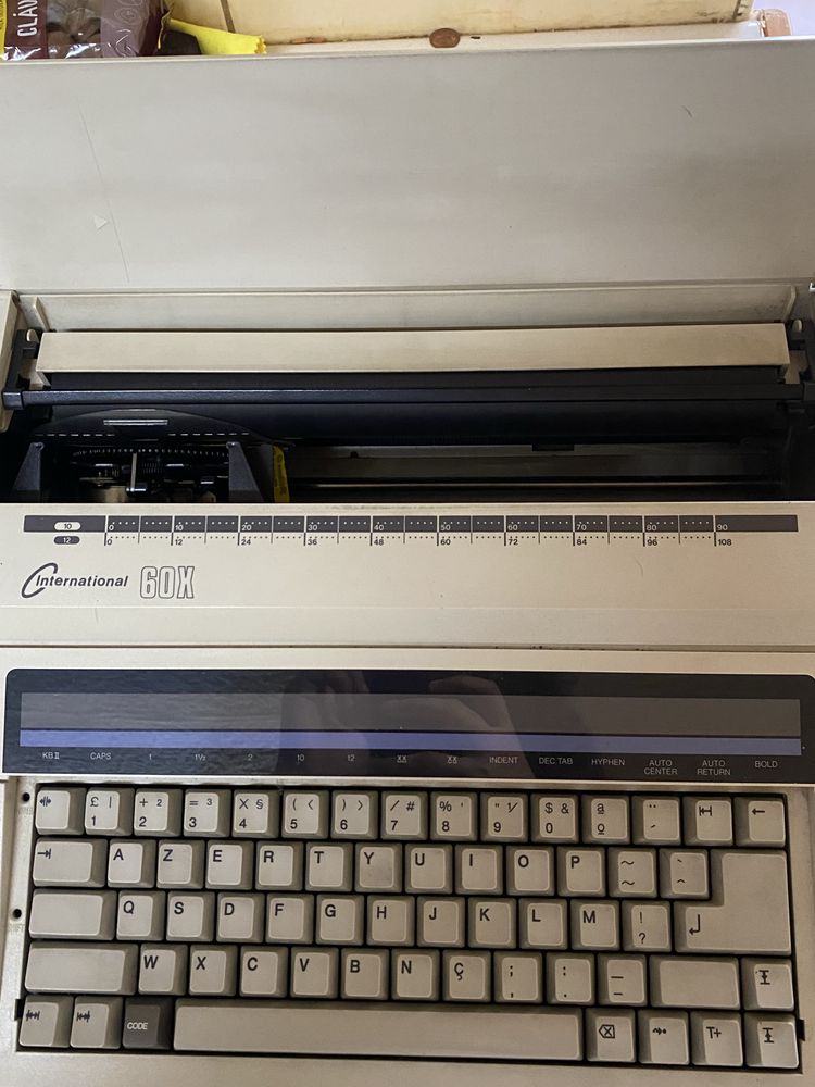 Máquina de escrever elétrica antiga