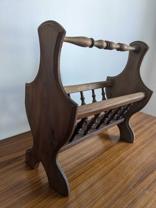 Porta-jornais em madeira