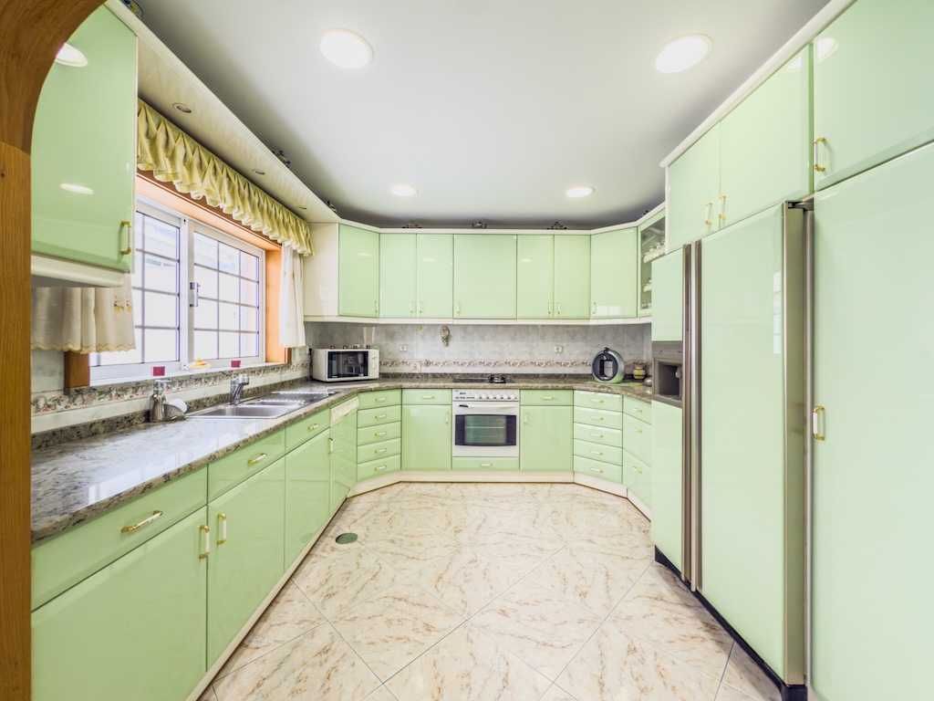 Cozinha como nova com ou sem placa e forno.