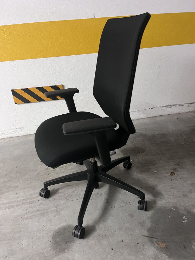 Cadeira escritorio preta