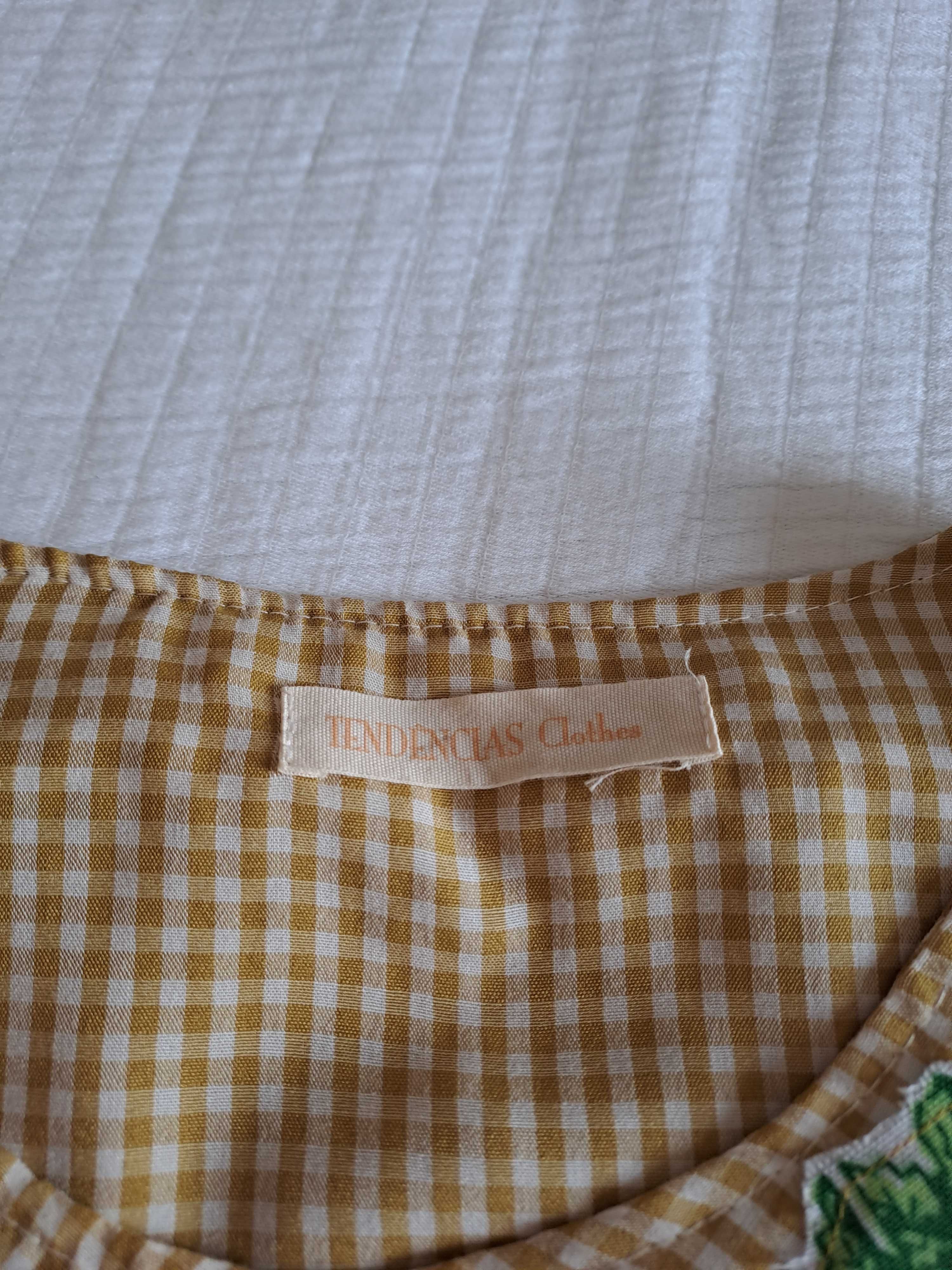 Camisa amarelo mostarda com folhos e bordado