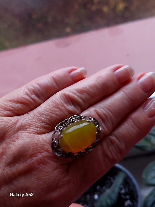 Pierścionek : kopułka : stary vintage duży pierścień zbursztynem m