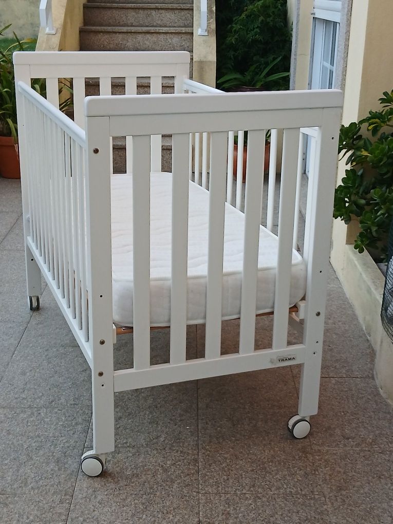 Vendo BERÇO/CAMA de criança com estrado e COLCHÃO em madeira como novo