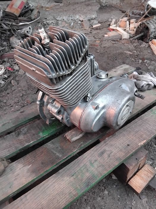 Муравей з документами по запчастинах