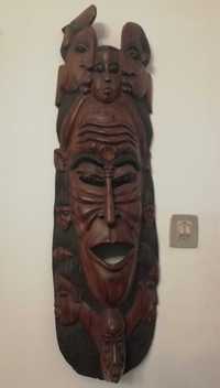 Máscaras africanas esculpidas em madeira