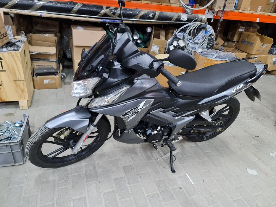 125 кубиков, скорость 90 км/ч, расход 2-2,5л, полуавтомат, в идеале