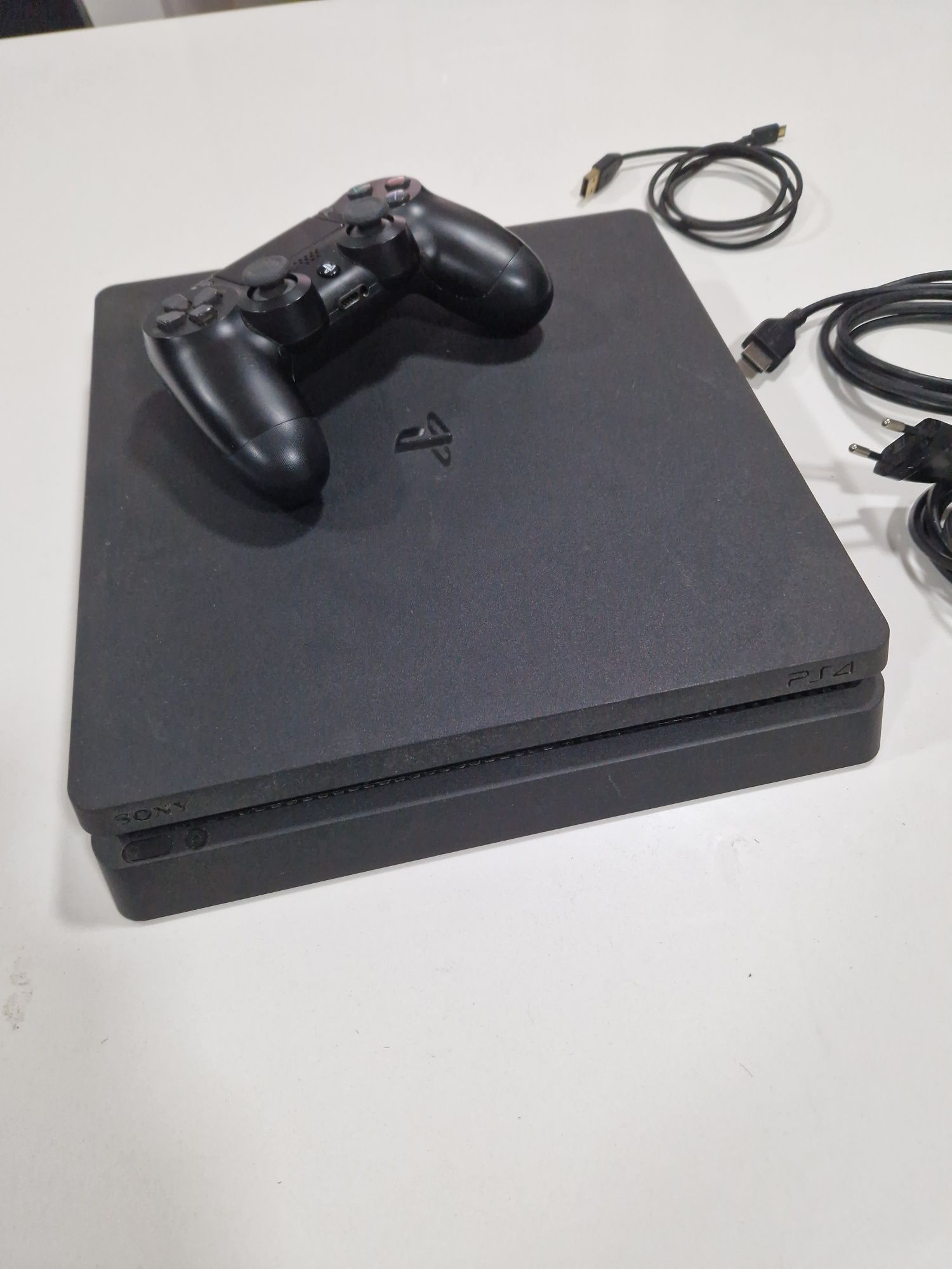 Playstation 4 Slim 500gb + Comando original 160€ + jogos 140€