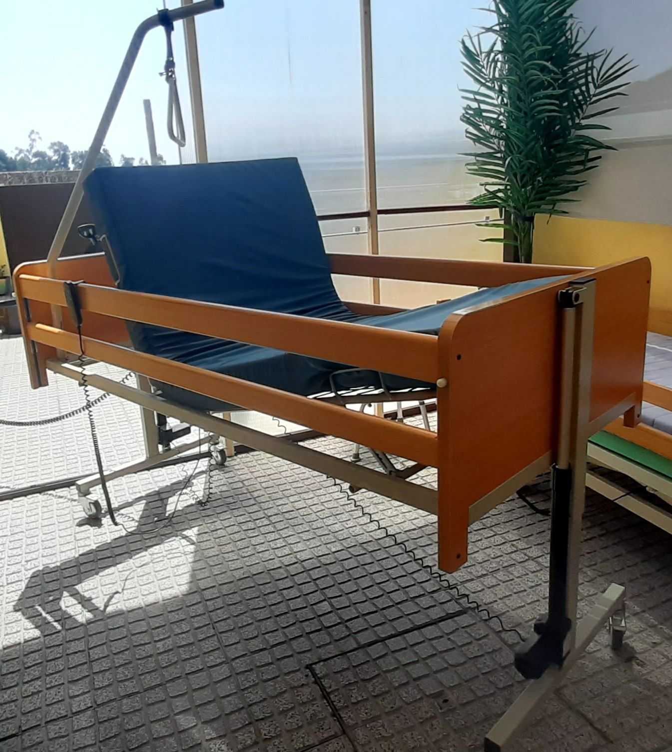 Cama articulada elétrica e elevatória hospitalar