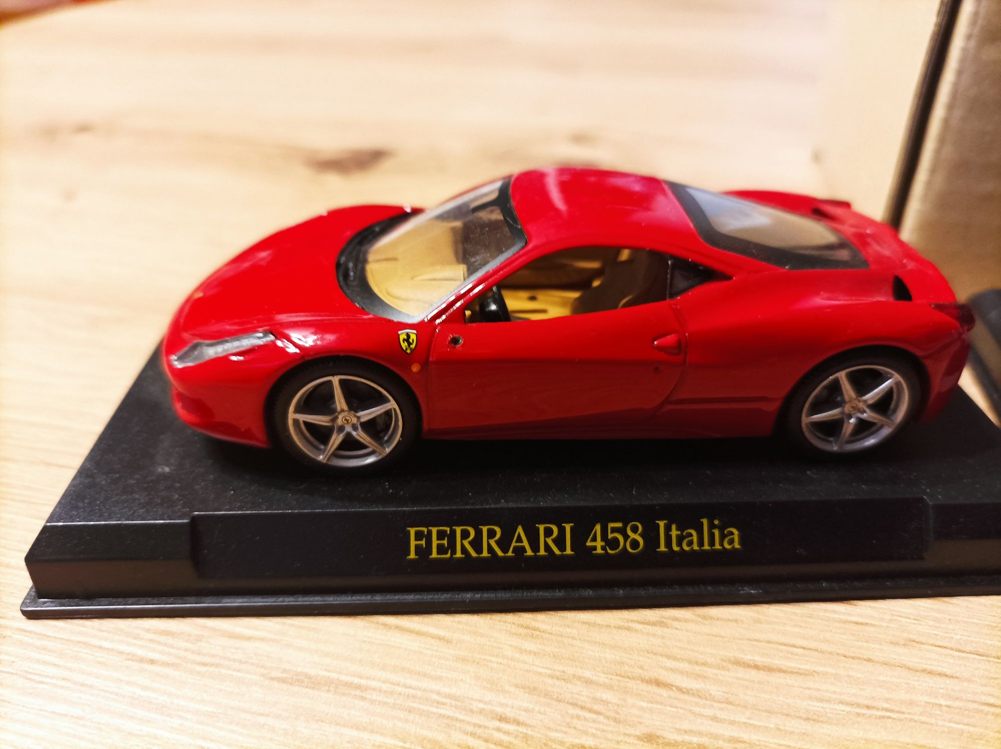 Cztery modele Ferrari na podstawkach skala 1 :43