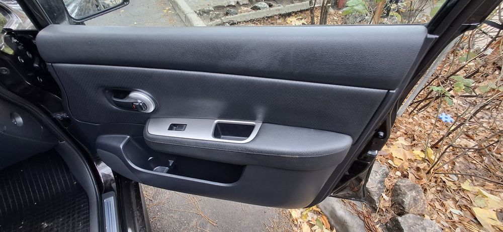 легковий автомобіль Нісан Тііда