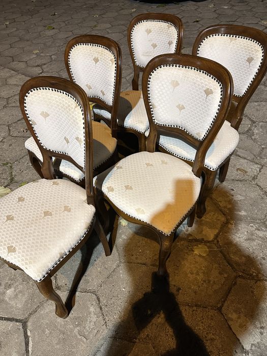 Zestaw pięciu krzeseł ludwika XV tapicerowane siedziska rzeźbione nogi