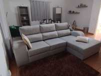 Sofá chaise longue cinza claro
