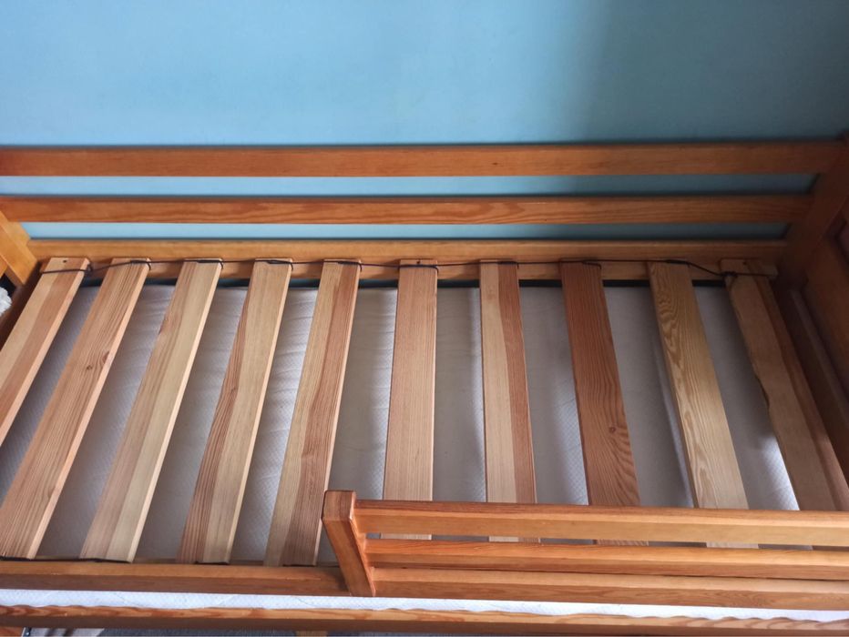 Dwuosobowe łóżko dziecięce z szufladamii na pościel