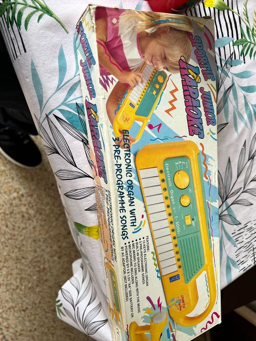 Piano de brincadeira de miudo usado