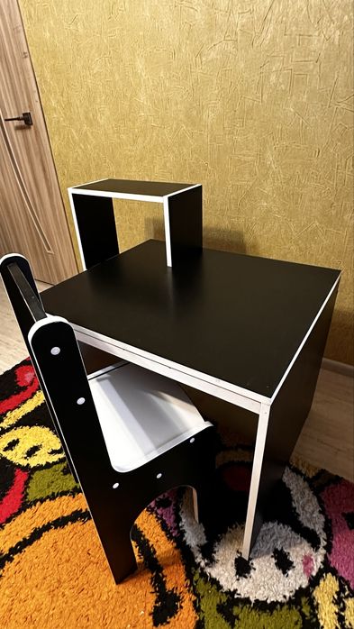 Стіл-парта зі стільцем та полицею