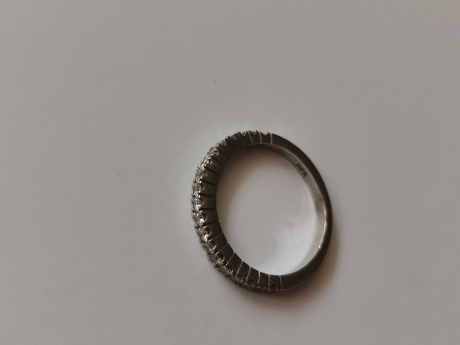 Złoty pierścionek z bialego zlota wysadzany brylantami