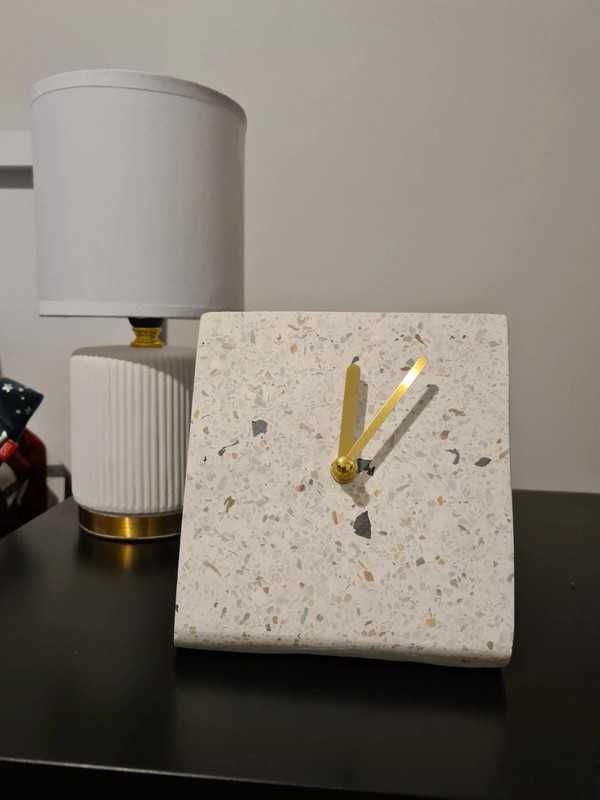 Stylowy zegarek w kolorze ecru że złotymi wskazówkami home&you