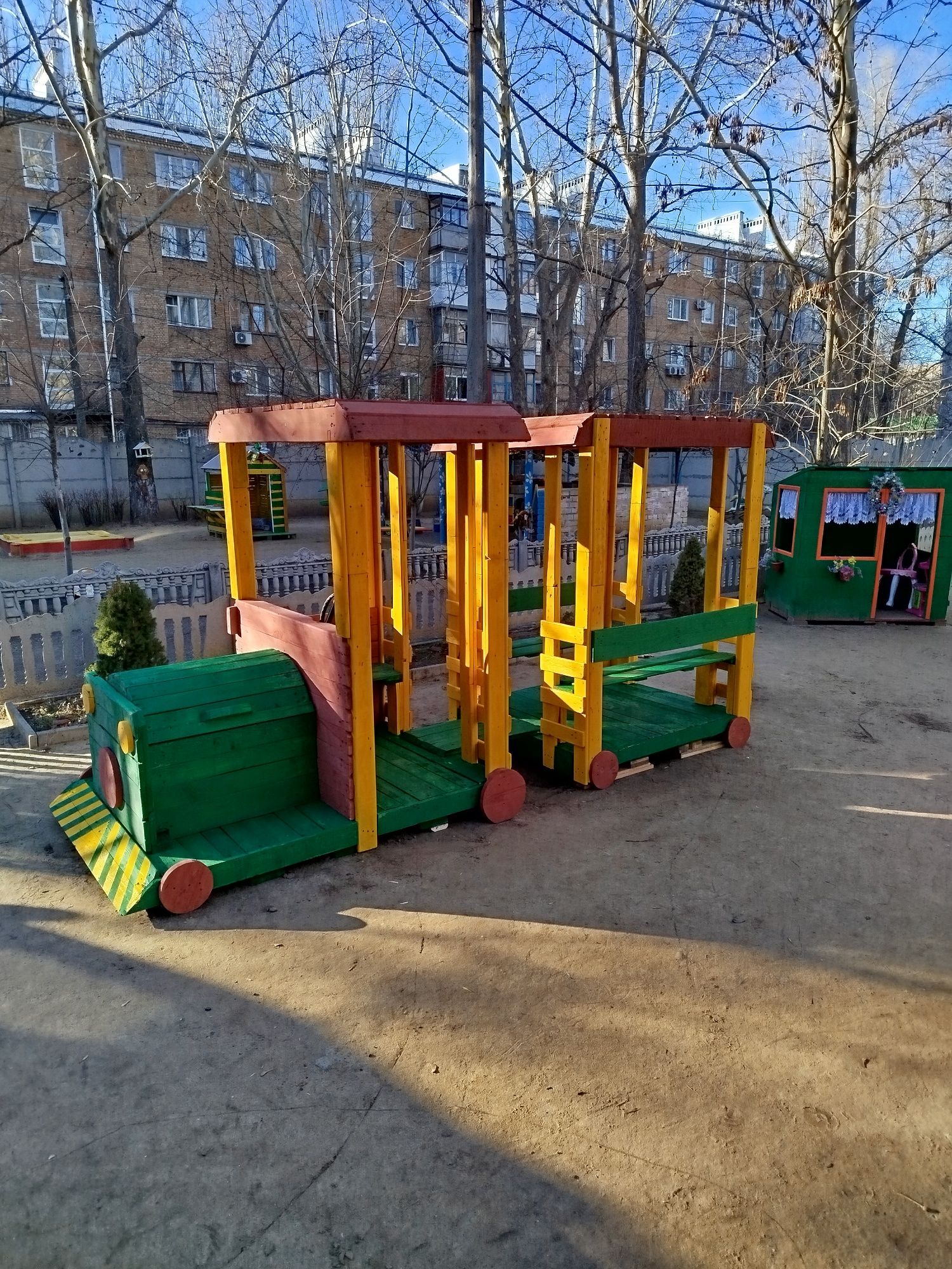 Виготовлення будиночків, машинок, паравозиків з палет для дітей