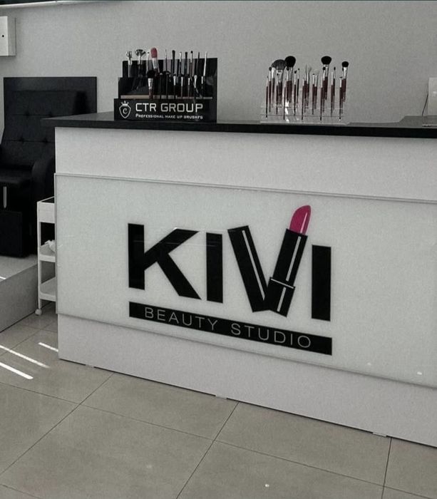 В салоні краси (район Музкомедії) здаються в оренду робочі місця.