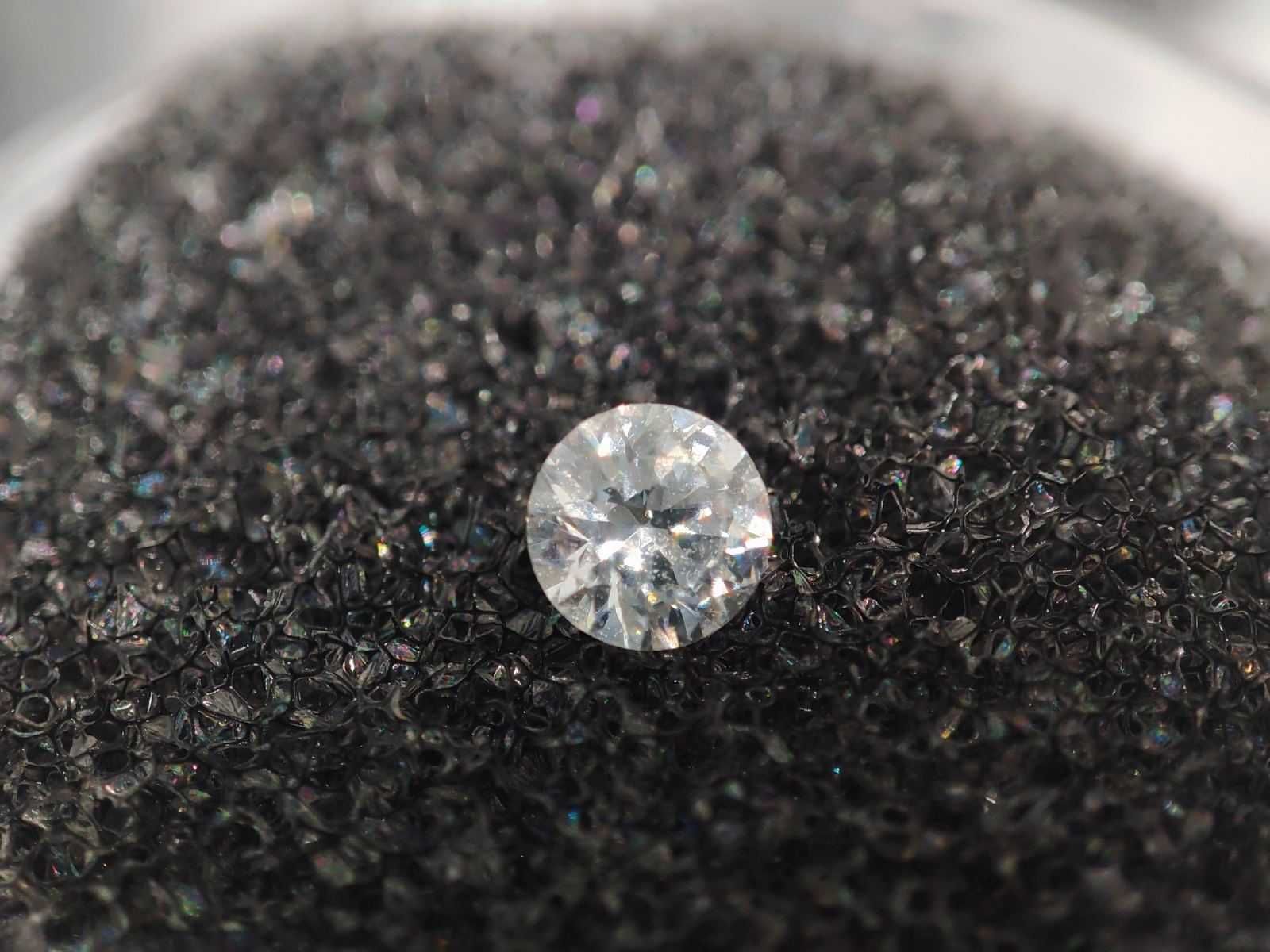 Діаманти різних розмірів в асортименті