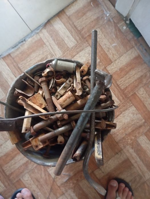 Продам ведро разных гаек шайб и тм