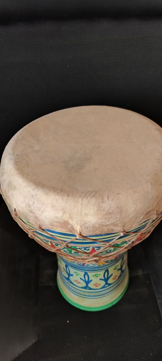 Tambor de argila pintado á mão