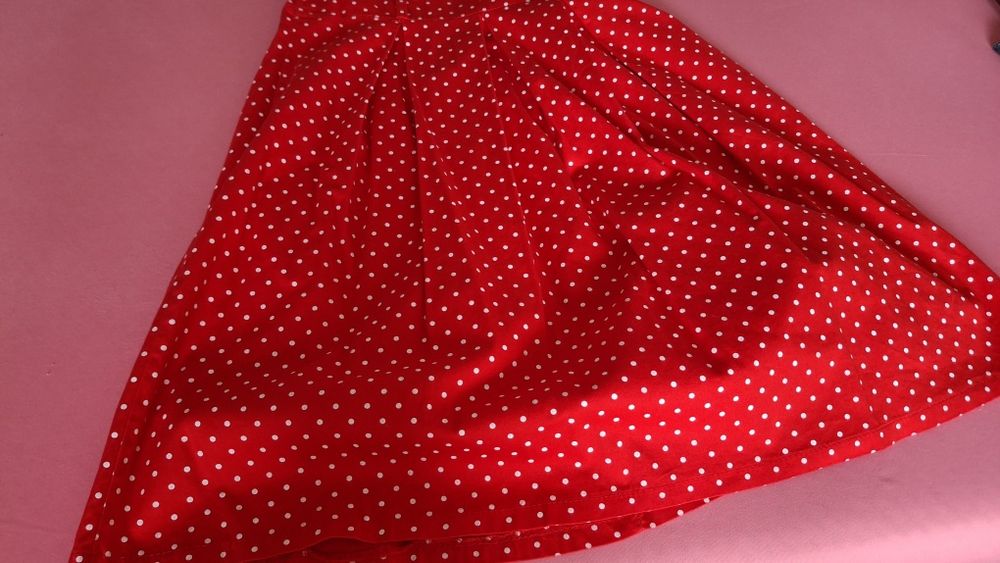 Sukienka czerwona w białe groszki R:36 
Wymiary: