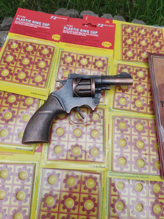 Іграшковий металевий пістолет револьвер для стрільби пістонами