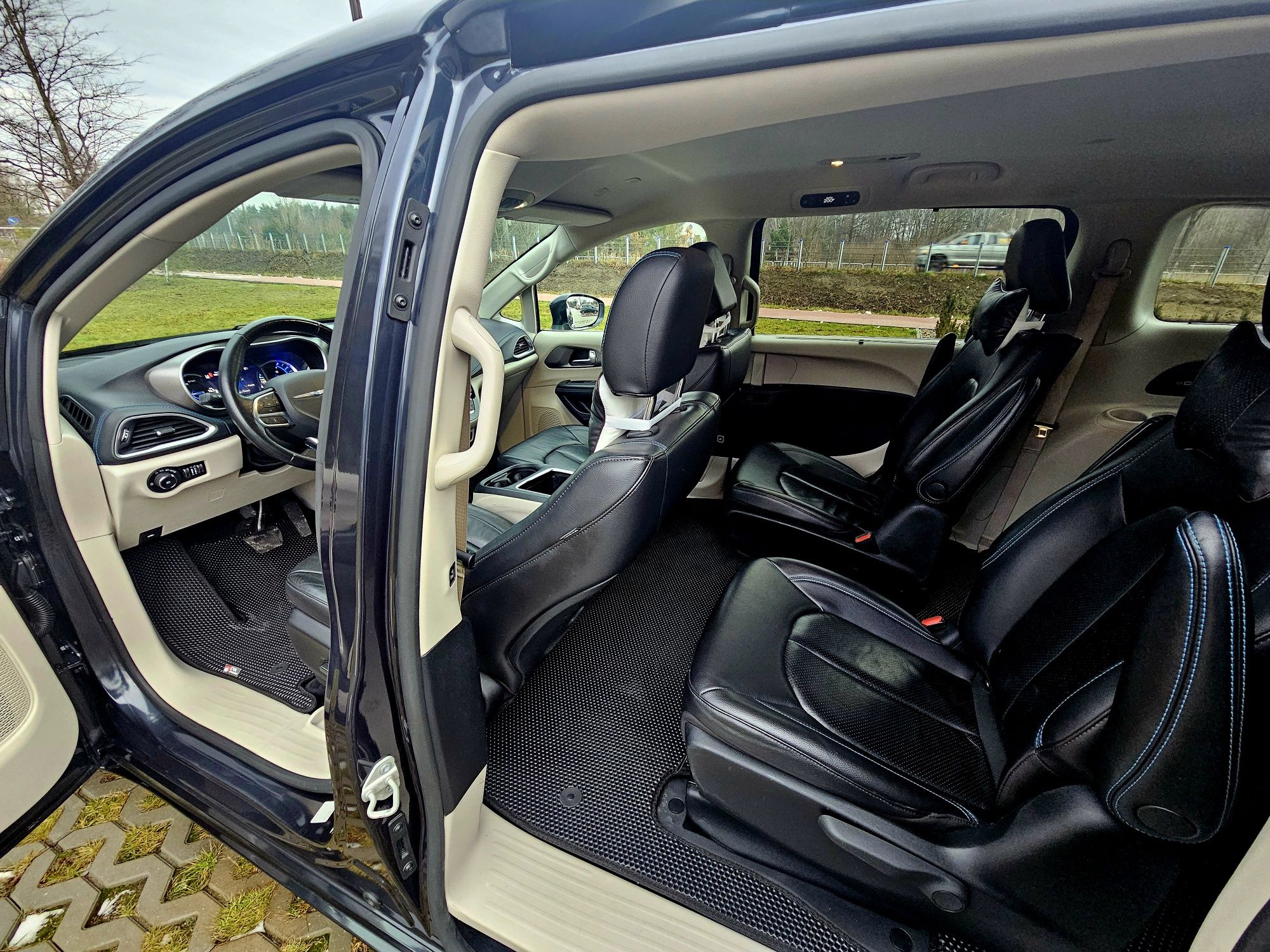 Wynajem Chrysler Pacifica 2021 Hybrid 7os. – wygoda, styl i przestrzeń
