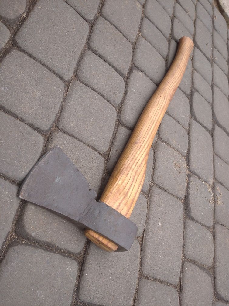 Ręcznie kuta siekiera ciesielska - jesion 70cm