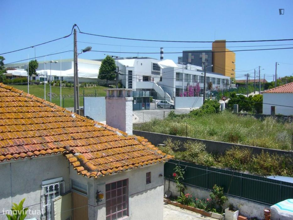 Quarto - localizado em Almada Lisbon