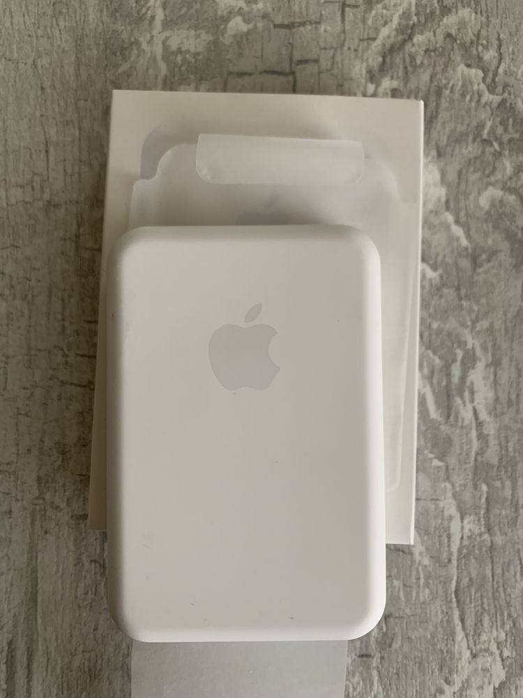 Повербанк Apple MagSafe Battery Pack