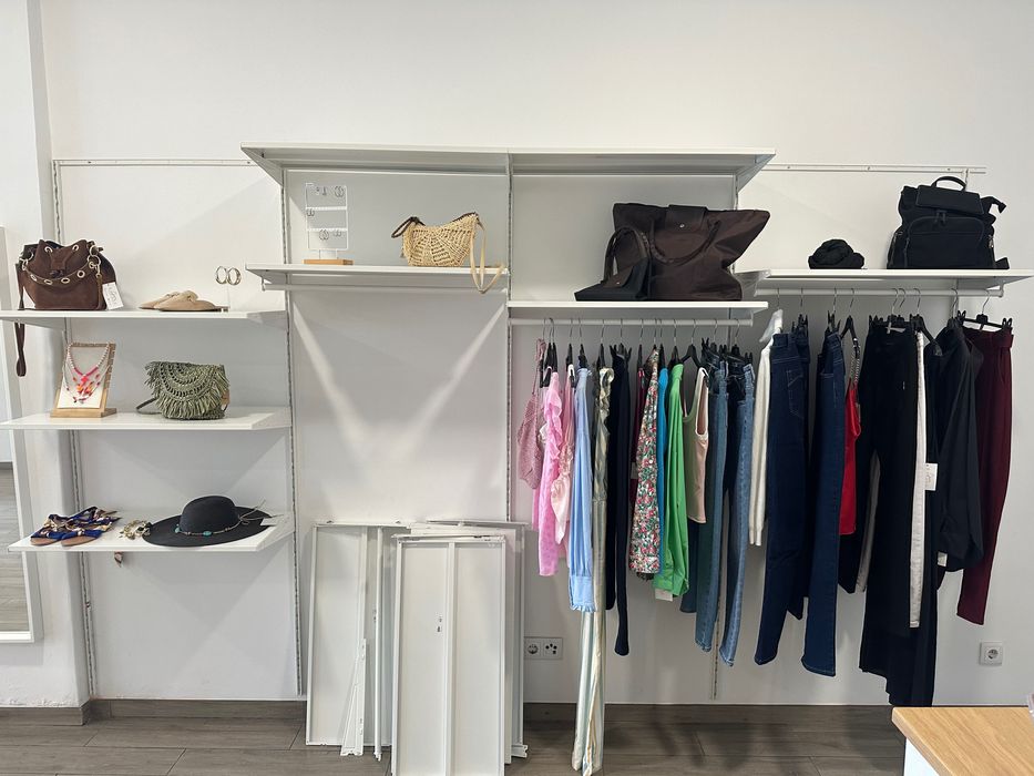 Estrutura metálica com prateleiras e varões